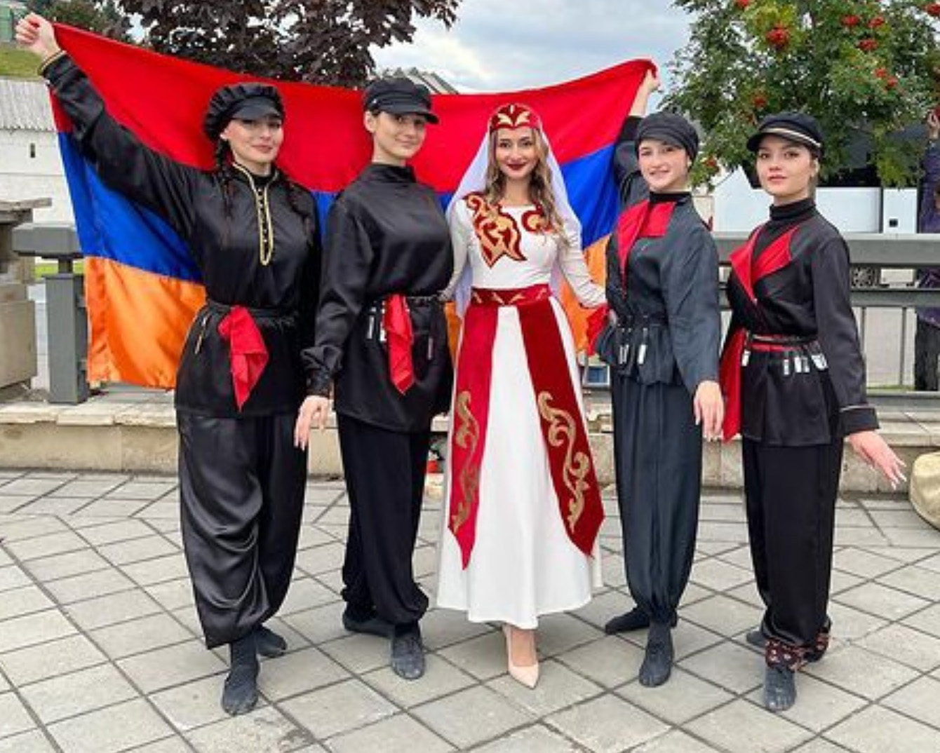 Коллектив армянской песни и танца "ta tev" (Казань)